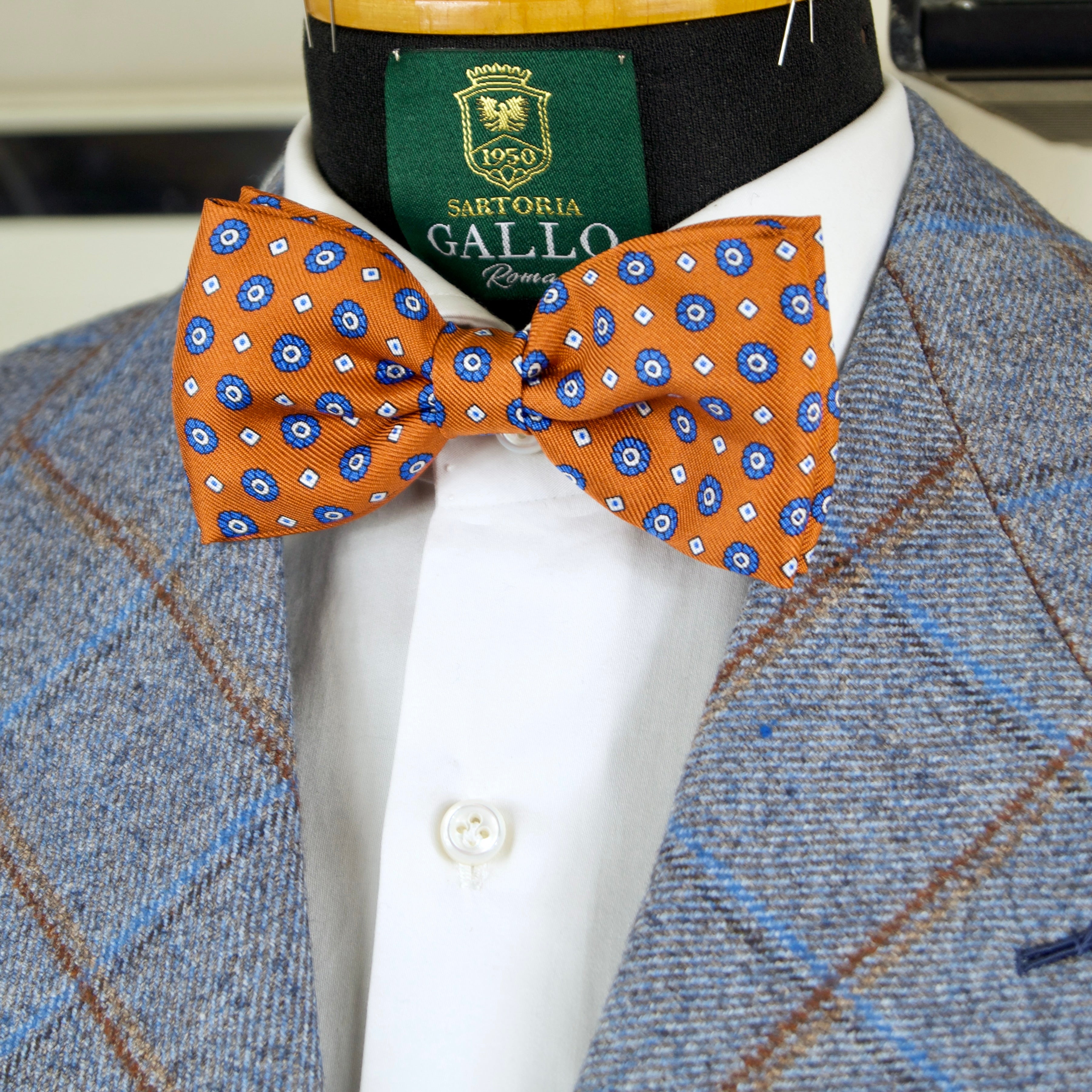 PRE-KNITTED BOWTIE COPPER SILK WITH CLASSIC MEDALLION PATTERN